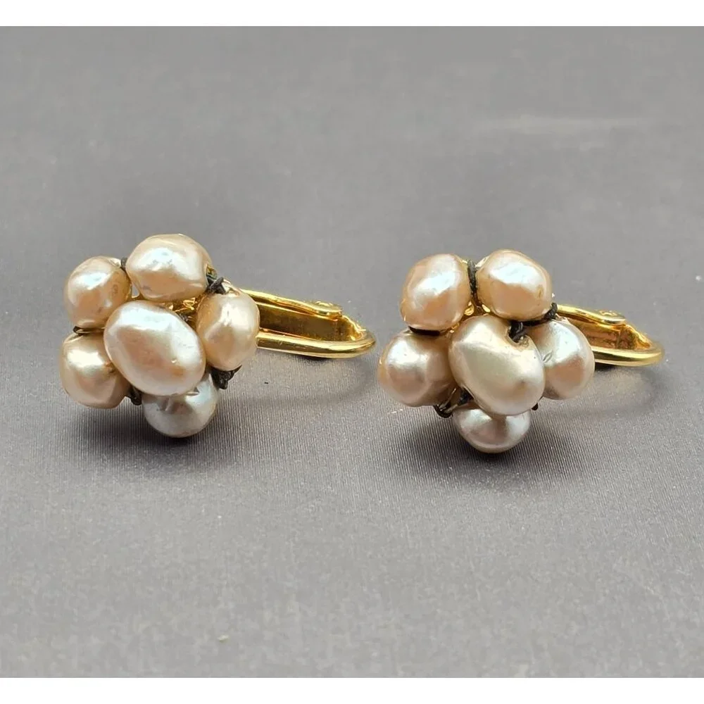 VTG Les Bernard Gold-Tone Screw Back Earrings Clustered Faux Pearls Signed - Picture 2 of 10